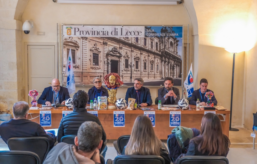 presentato-il-trofeo-a-palazzo-adorno